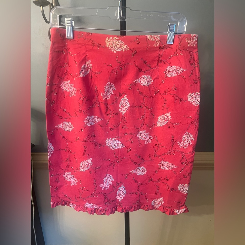 Max Studio‎ Red and White Floral Pencil Skirt medium ruffle edge
